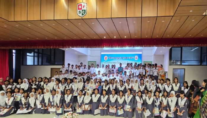 নিরাপদ সড়ক নিশ্চিত করতে শিক্ষার্থীদেরও সড়কে আইন মেনে চলতে হবে