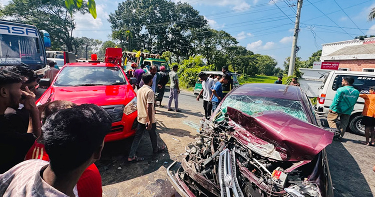 চন্দনাইশে বাসের সাথে প্রাইভেটকারের মুখোমুখি সংঘর্ষ, শিশুসহ আহত ৫
