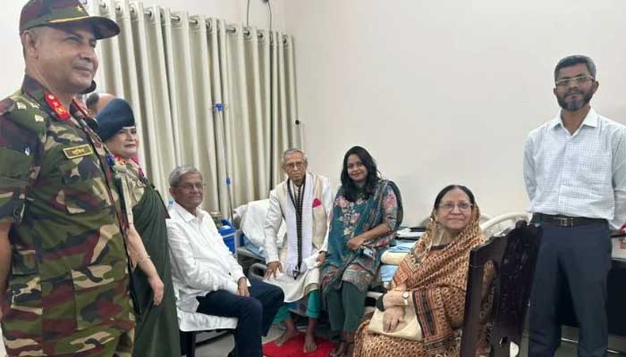 সিএমএইচে অধ্যাপক সুকোমল বড়ুয়াকে দেখতে রাষ্ট্রপতি-সেনাপ্রধান