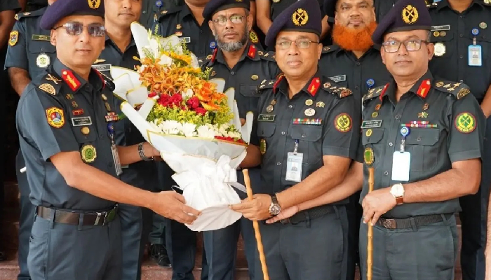 ফুলেল শুভেচ্ছায় দায়িত্ব নিলেন নতুন আইজি প্রিজন আনোয়ারুল কবীর