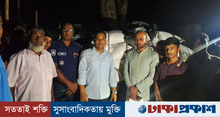 নওগাঁয় রাজশাহীতে পাচারের অভিযোগে ১২০ বস্তা সার জব্দ, কৃষকদের কাছে বিক্রি