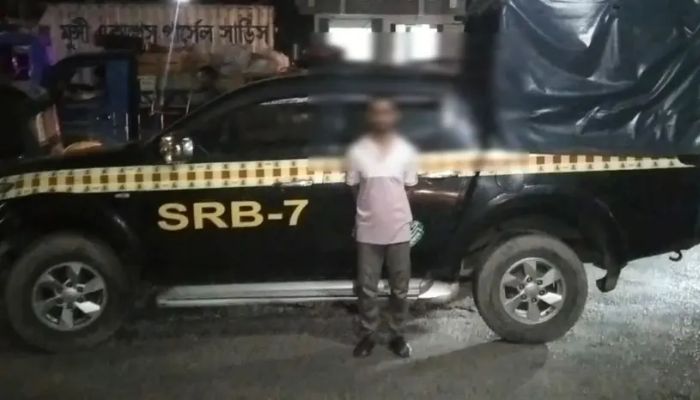 আদালতের এজলাসে ছুরিকাঘাত করা সেই যুবক গ্রেপ্তার