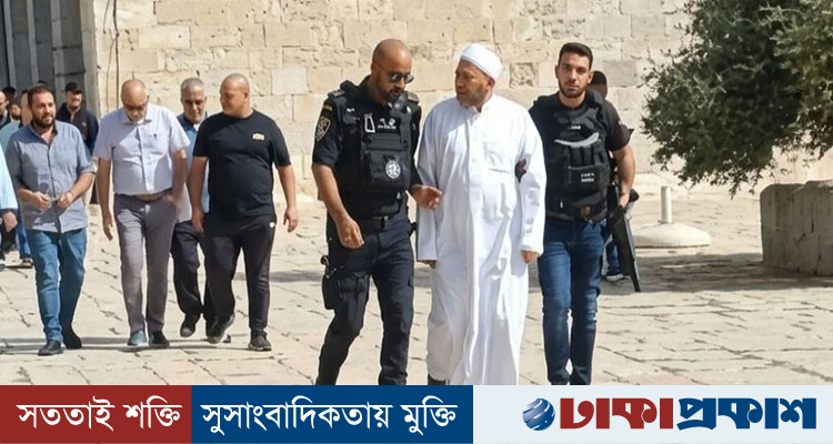 আল-আকসা মসজিদে জুমার নামাজের পর খতিব শেখ খালেদ আবু জুমআ গ্রেফতার
