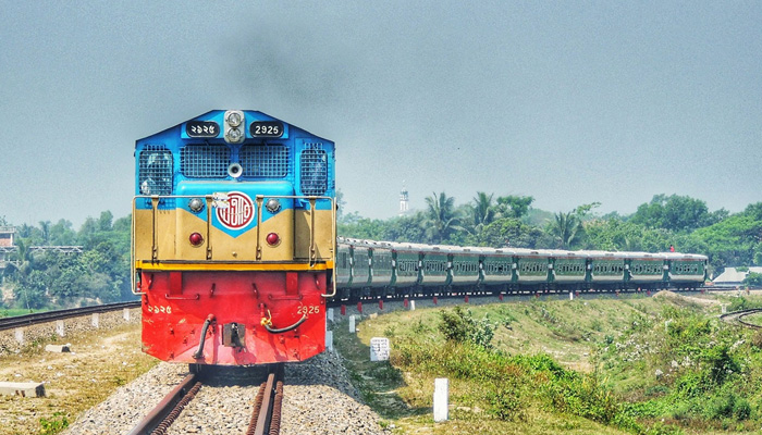 অনুমোদিত মাধ্যম ছাড়া ট্রেনের টিকিট কিনলে দায় নেবে না রেলওয়ে