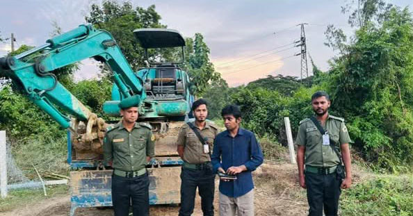 লোহাগাড়ায় টিলা ও ফসলি জমির টপসয়েল কাটায় ১ লাখ টাকা জরিমানা