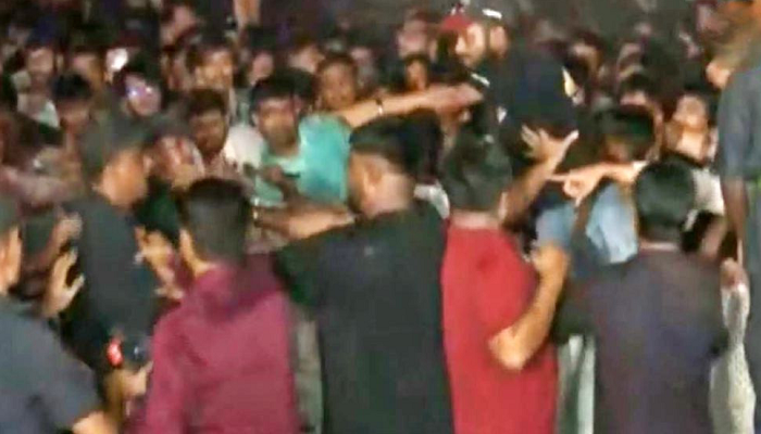 জেমস মঞ্চে উঠতেই তুলকালাম, গেট ভেঙে ঢুকলেন দর্শকরা!