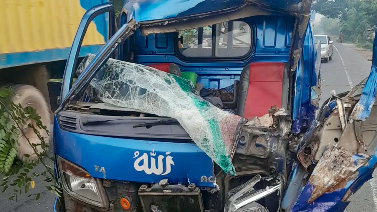 সীতাকুণ্ডে কাভার্ডভ্যানের পেছনে পিকআপের সজোর ধাক্কা: টাইলস মিস্ত্রি নিহত