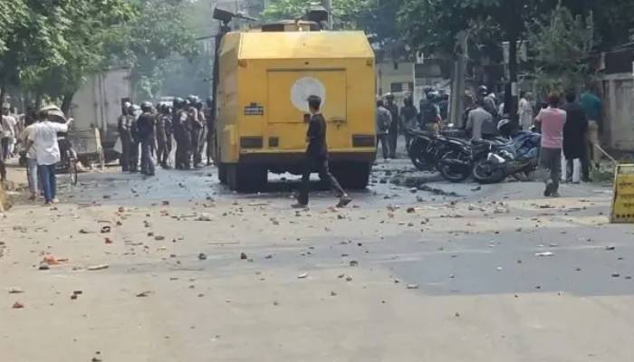 উত্তরায় পুলিশের দুই গাড়ি ভাঙচুর, পুলিশকে পিটিয়ে হাত ভাঙলো পোশাককর্মীরা