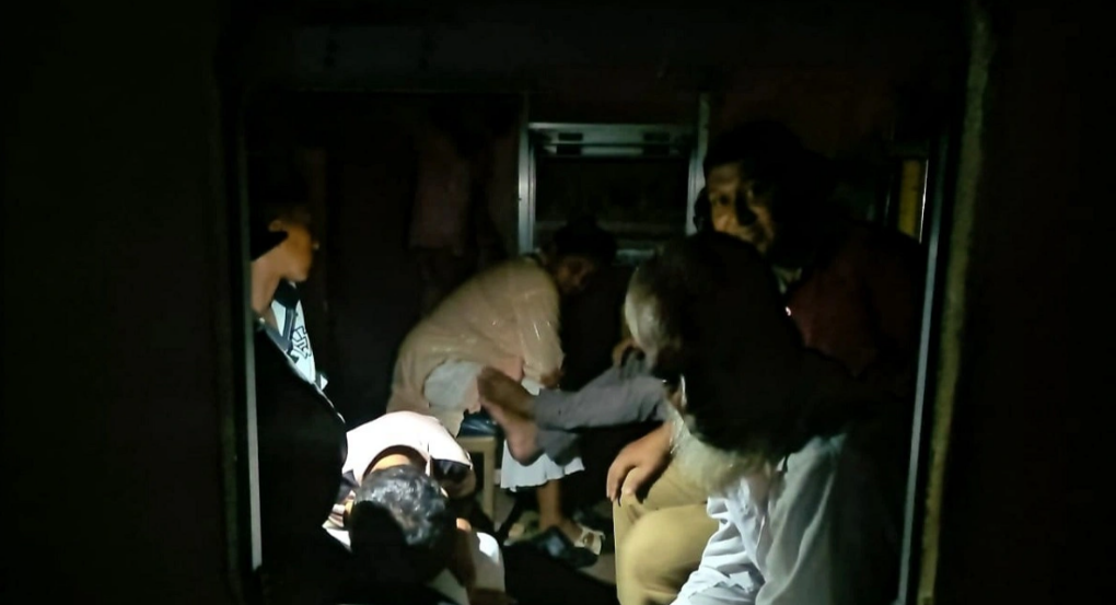 প্রবাল এক্সপ্রেসে বিদ্যুৎ-বিভ্রাটে দুর্ভোগ