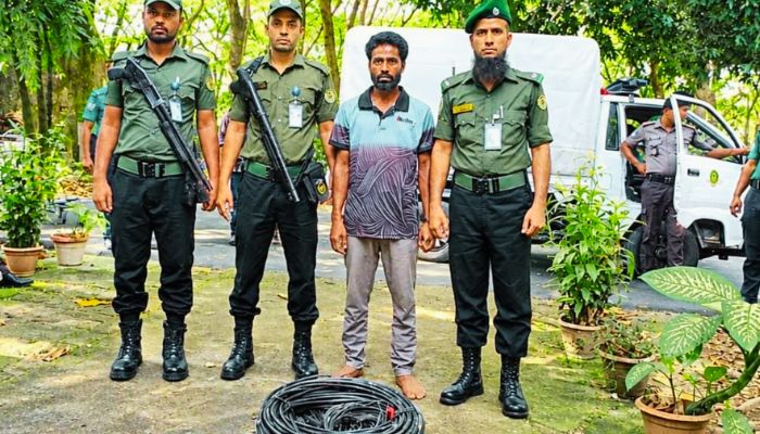 চট্টগ্রাম বিমানবন্দরে চুরির চেষ্টা, আটক যুবক