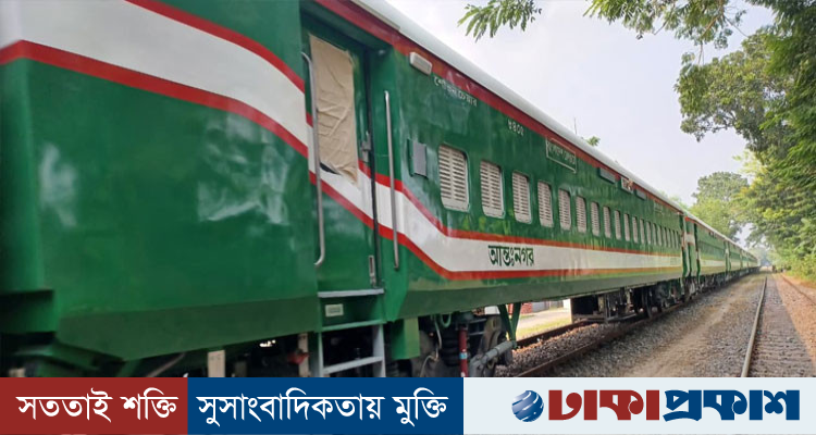 ভারত থেকে কেনা ১৮ টি ব্রডগেজ রেলকোচ দেশে এসেছে