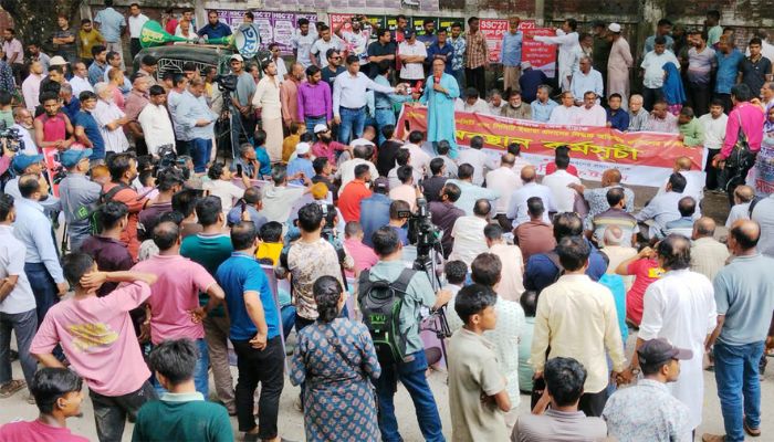 এনসিটি ইজারা বাতিলের দাবিতে চট্টগ্রাম বন্দরে শ্রমিকদের অবস্থান