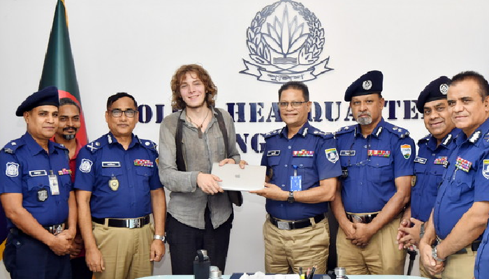 জার্মান পর্যটকের হারানো ম্যাকবুক উদ্ধার করে ফেরত দিল পুলিশ