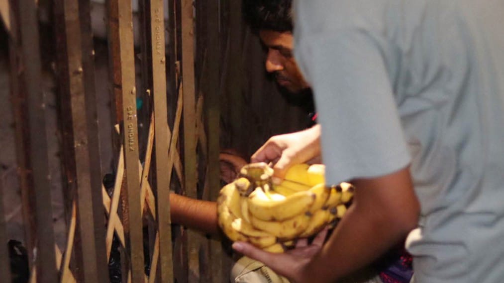চুয়েটে অবরুদ্ধ নবনিযুক্ত ভিসিকে খাবার-পানি দিলেন আন্দোলনরত শিক্ষার্থীরা