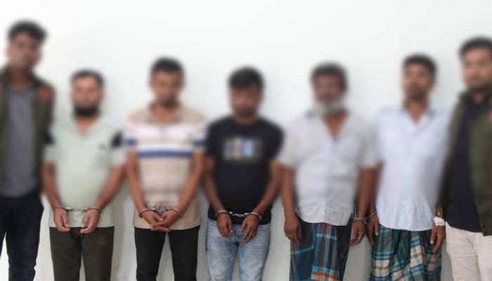 সাবেক পুলিশ কর্মকর্তার বাড়িতে ডাকাতি, অস্ত্রসহ ৫ জন ধরা