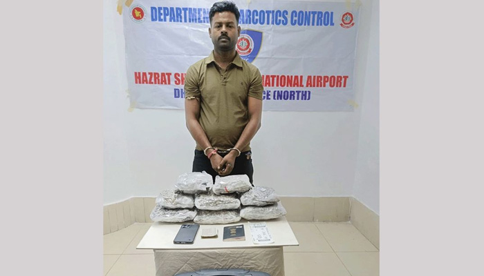 শাড়ির আড়ালে ৪ কেজির বেশি কুশ, বিমানবন্দরে ভারতীয় নাগরিক গ্রেপ্তার