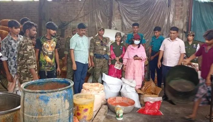 নোংরা পরিবেশে তৈরি হচ্ছিল মায়ের দোয়া চানাচুর, জরিমানা ৫০ হাজার