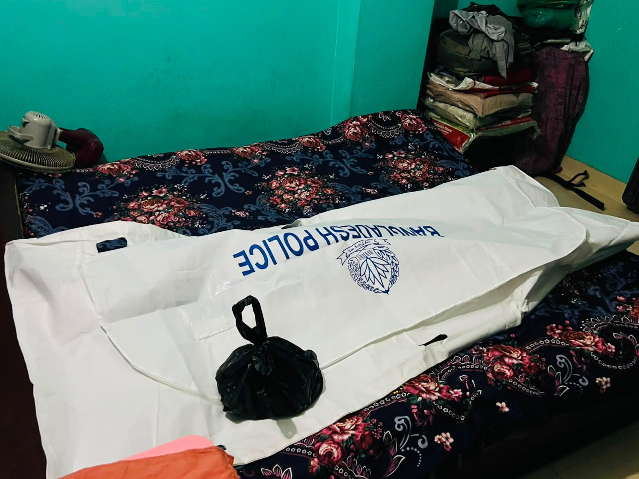 লোহাগাড়ায় ভাড়া বাসায় সিলিং ফ্যানে ঝুলছিল কিশোরীর মরদেহ, দরজা ভেঙে উদ্ধার