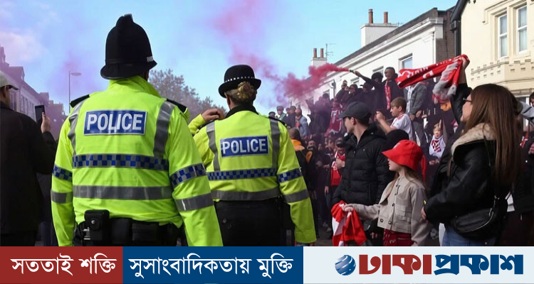 লিভারপুল-ম্যানসিটি ম্যাচ ঘিরে সংঘর্ষ, পুলিশ কর্মকর্তাকে আঘাত, গ্রেপ্তার ১০