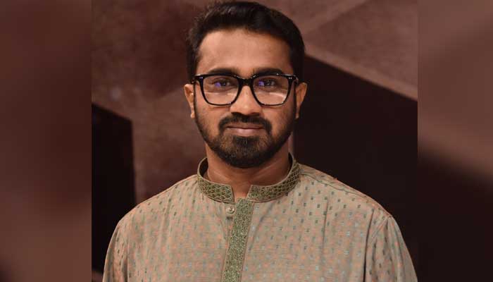 'চুমু দেওয়া একজন শিক্ষকের কাজ নয়'