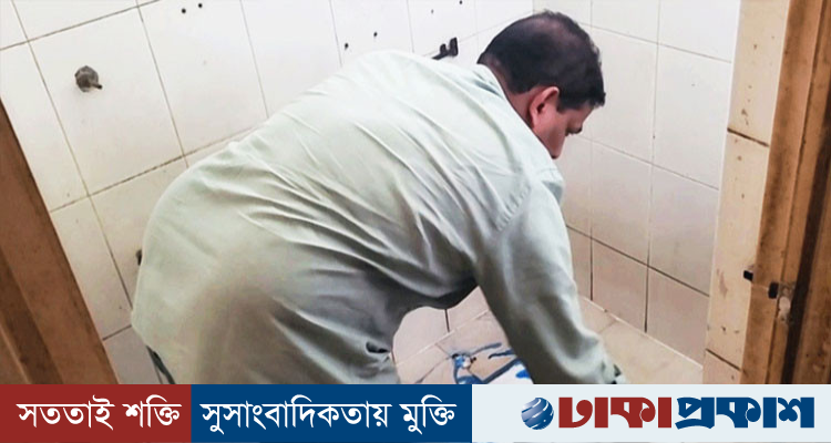 হাসপাতালের নোংরা টয়লেট নিজ হাতে পরিষ্কার করলেন এমপি খোকন