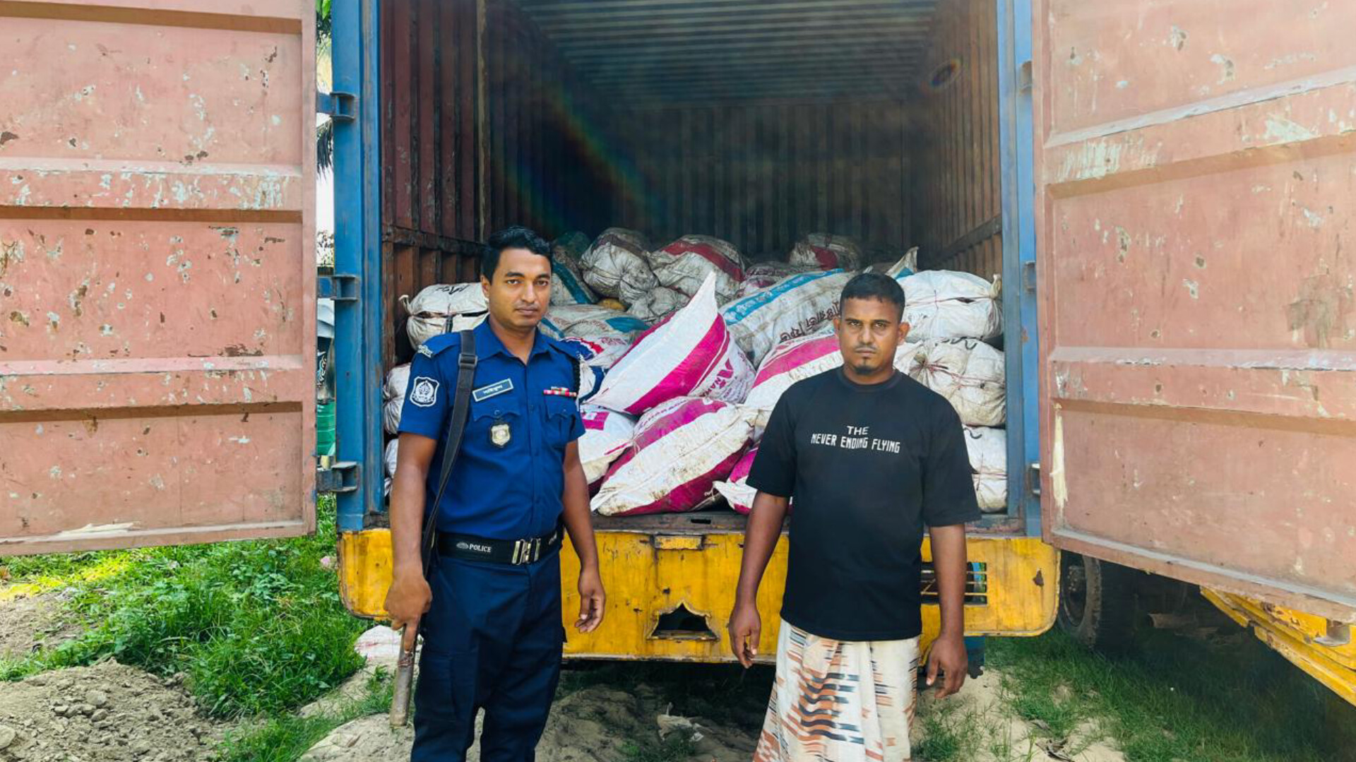ফটিকছড়িতে পাচারকালে ১৫ লাখ টাকার রাবার জব্দ: কাভার্ডভ্যানসহ আটক ৩