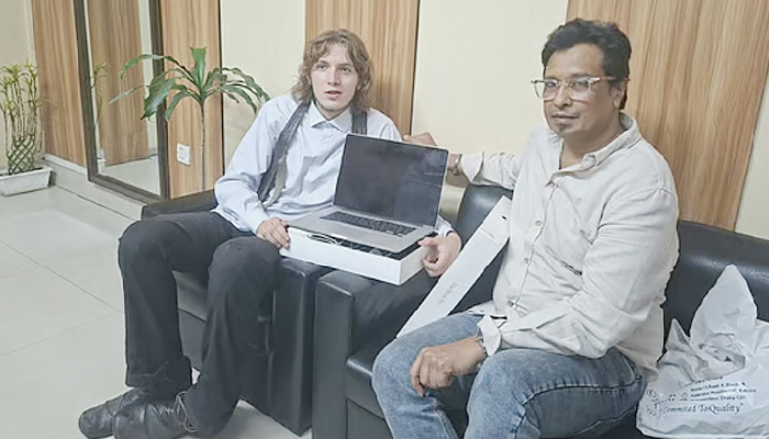 সেই জার্মান পর্যটককে ম্যাকবুক উপহার দিলেন বাংলাদেশি ব্যবসায়ী