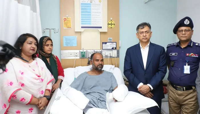 আহত পুলিশ পরিদর্শককে দেখতে এভারকেয়ার হাসপাতালে স্বরাষ্ট্রমন্ত্রী