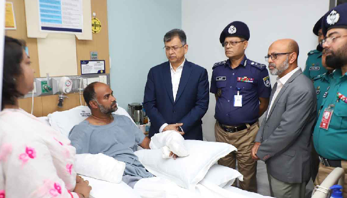 আহত পুলিশ পরিদর্শকের চিকিৎসায় বিশেষ নির্দেশ স্বরাষ্ট্রমন্ত্রীর