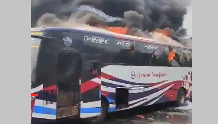 মহাখালী বাস টার্মিনালে দাঁড়িয়ে থাকা এসি বাসে আগুন