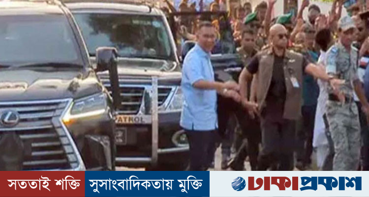 মোংলায় প্রটোকল ভেঙে গাড়ি থেকে নেমে সাধারণ মানুষের সঙ্গে মিশলেন প্রধানমন্ত্রী