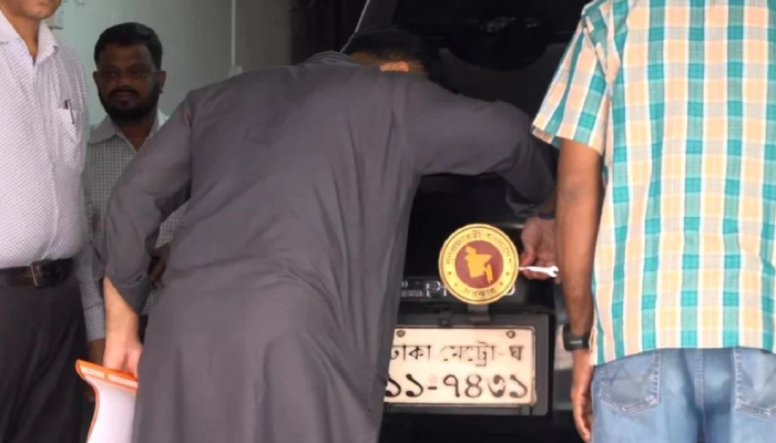নিজ হাতে গাড়ি থেকে সরকারি লোগো খুললেন ইশরাক