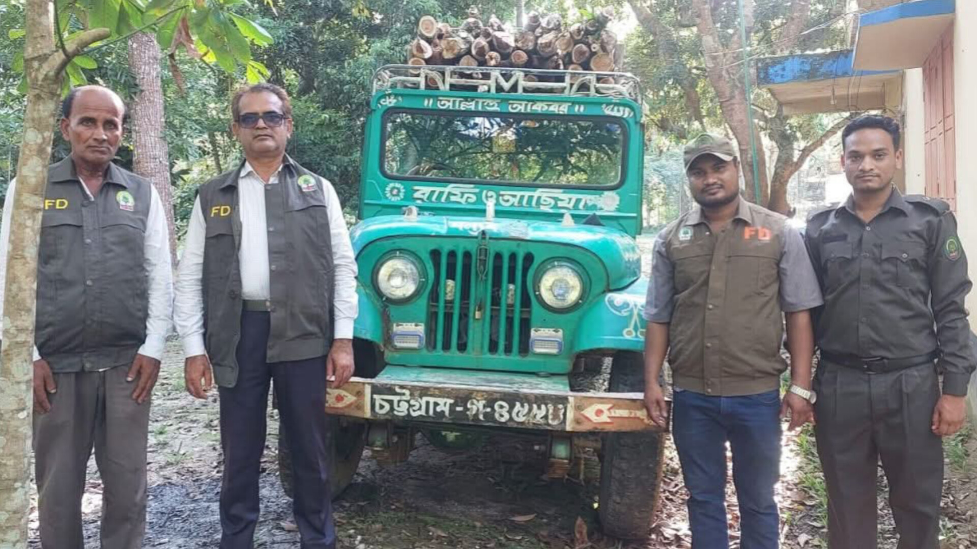 ফটিকছড়িতে কাঠবোঝাই চাঁন্দের গাড়ি জব্দ, বন আইনে দুই মামলা