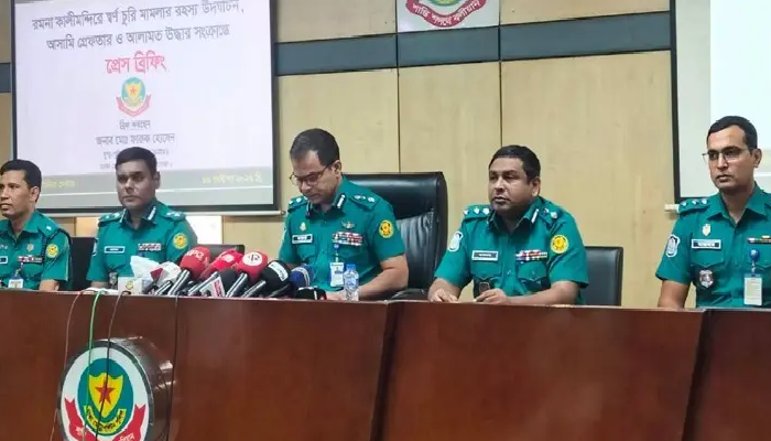 মন্দিরে ঘুরে প্রতিমার স্বর্ণ চুরি: দম্পতিসহ গ্রেপ্তার ৪