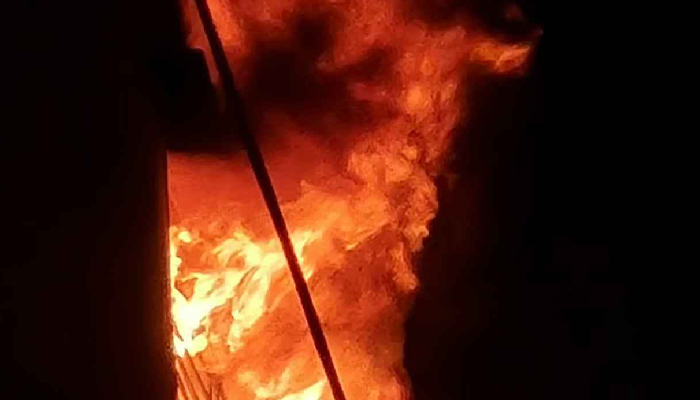 সাড়ে ৫ ঘণ্টার চেষ্টায় নিয়ন্ত্রণে চকবাজারের মার্কেটের আগুন