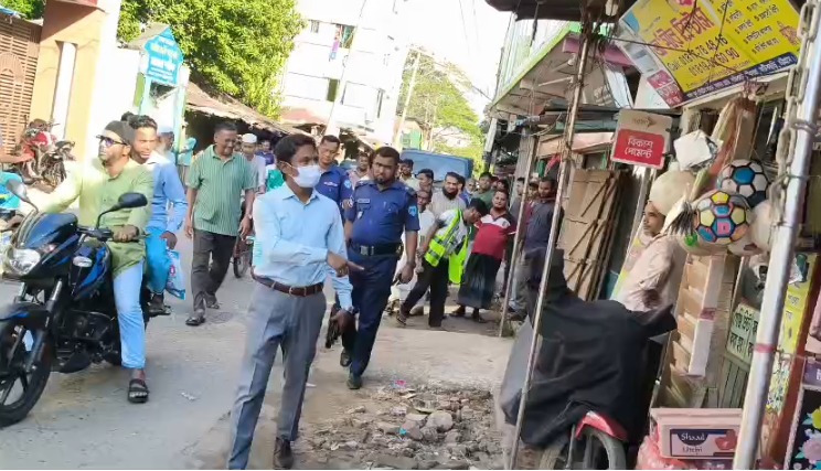 নাজিরহাট বাজারে উচ্ছেদ অভিযান, আগেই মালামাল সরালেন ব্যবসায়ীরা